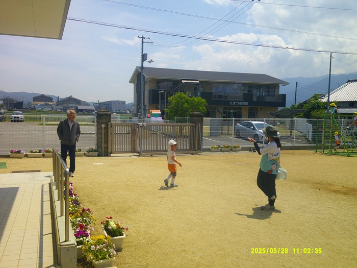 先生の話を聞いている園長