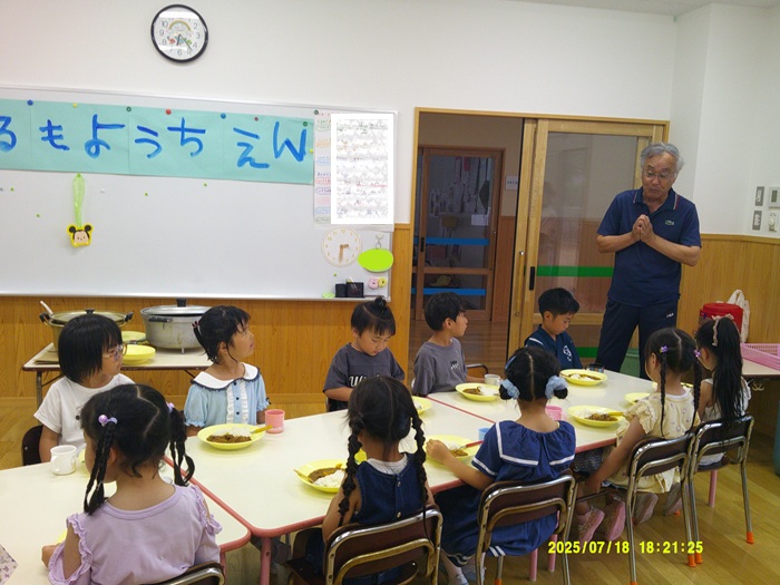 夜も幼稚園で「カレーを皆さんで作ったね。」と話している園長