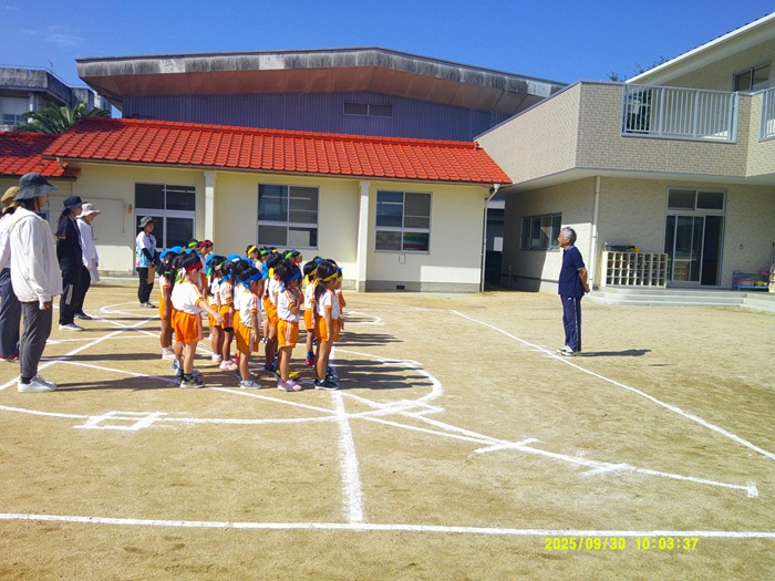 運動会の予行練習であいさつしている園長