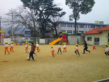 サッカー遊び